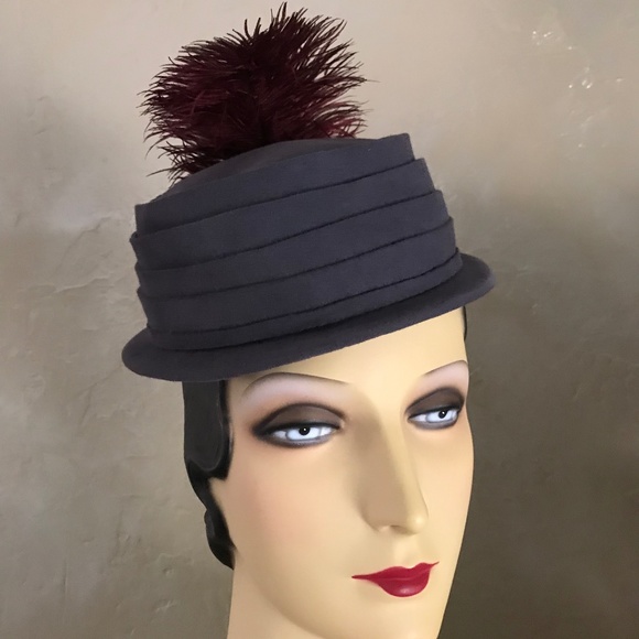 UNIQUE 1940s GRAY FELT BOATER HAT WITH BURGUNDY FEATHER main image 4